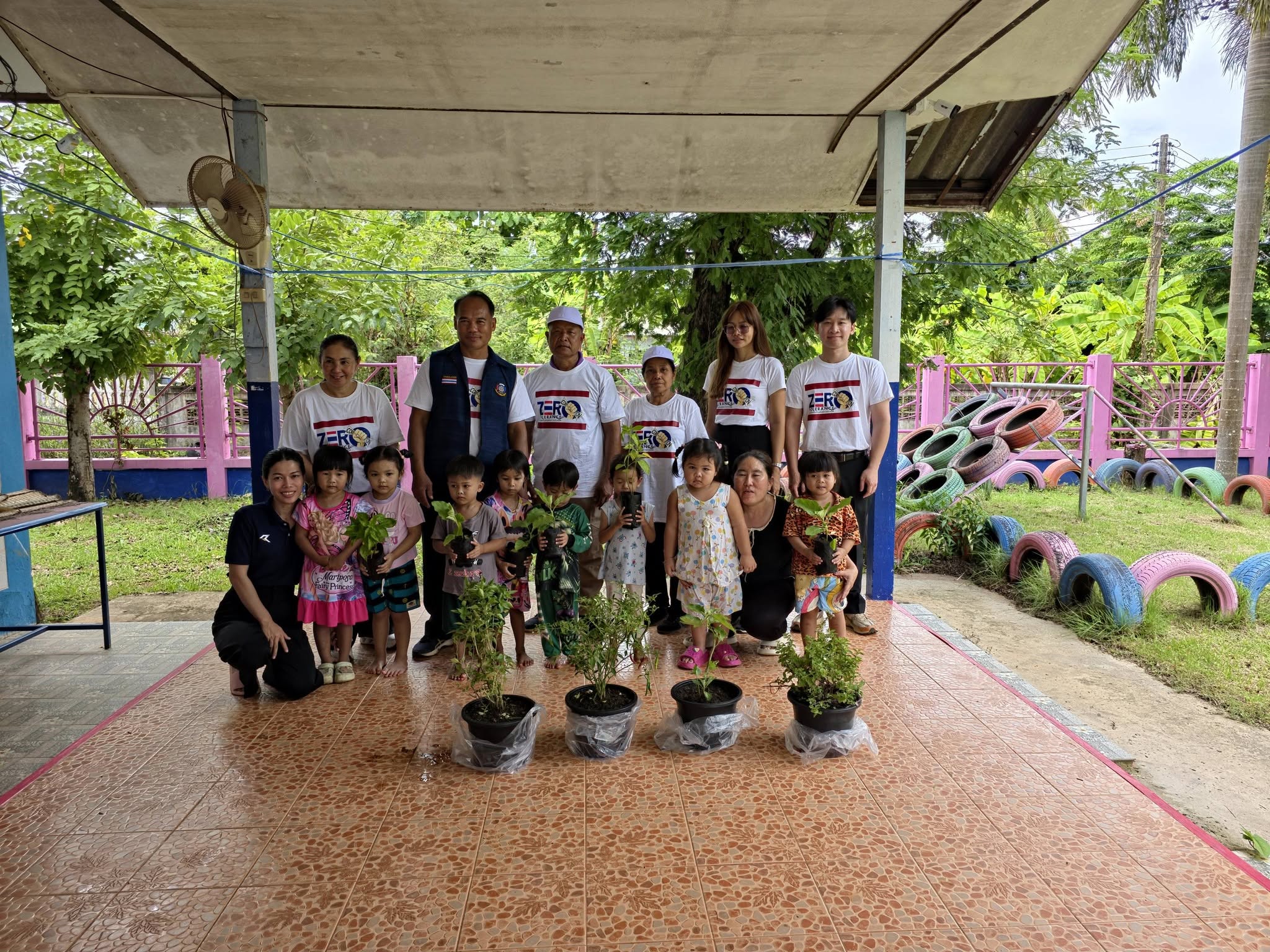 พช.สร้างคอม น้อมนำแนวพระราชดำริ “บ้านนี้มีรัก ปลูกผักกินเอง” ลุยสร้างความมั่นคงทางอาหาร สู่รั้วโรงเรียนและชุมชนบ้านโนนสมบูรณ์ ต.เชียงดา